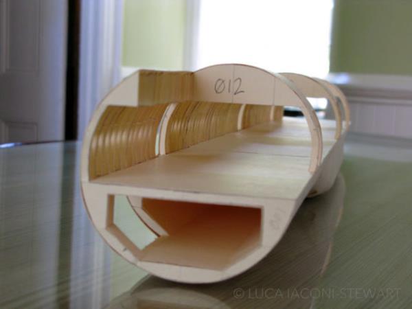 e ilk nce uan kanatlarn yapmakla baladn belirten Stewart, zorluk yaamam deil.