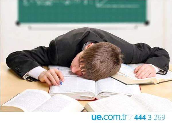 Derste uyumak yerine rahat rahat yatanzda uyuyun; Snava hazrlanma srecinde bilgileri uzun sre hafzanzda tutabilmenize yardmc olacak etkenlerden biri yeterince uyumaktr. Ders almak iin uykunuzdan fedakarlk etmemenize gerek yok.