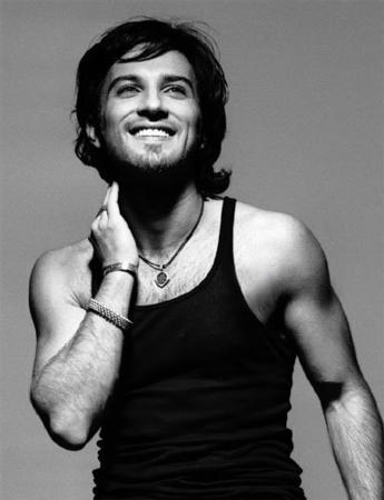 Sonrasn biliyorsunuz zaten&#8230; 90 yllarn banda kard albmle yldz parlad. Bugn ise Tarkan, Trkiye&#8217;nin mega star. Lks otomobillere binip pahal evlerde yayor. Hayran kitlesi ise sadece Trkiye ile snrl deil.