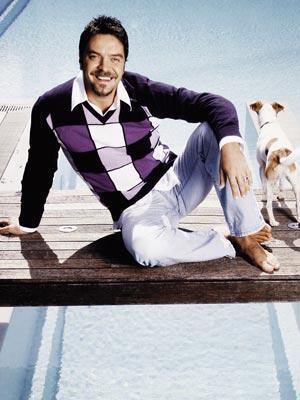 Konservatuarn seramik blmnden mezun. niversite renimini srdrrken bir yandan da radyo spikerlii yapt.