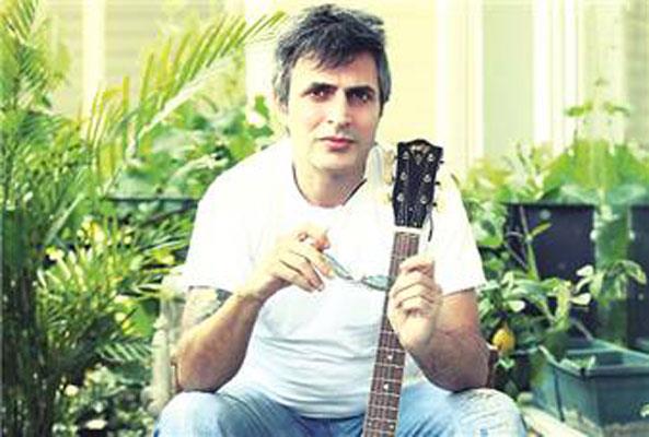 "Harlm karmak iin okuldaki sosyete kantininden cam ieleri toplar satardm" dedi.