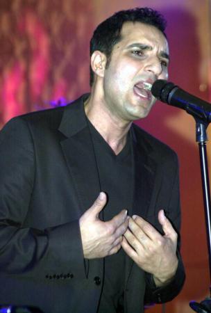 u aralar kzlarnn bakcs ile evlenecei ynnde haberlere konu olan nl arkc Rafet El Roman, deiik ses rengi ile milyonlarn hayranln kazand.