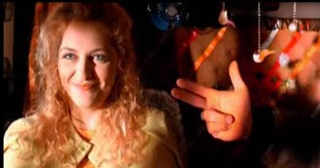 Reklamda bir otostopuyu canlandran Uzerli, kamyon ofrnn yannda 2 saniye grnyor.