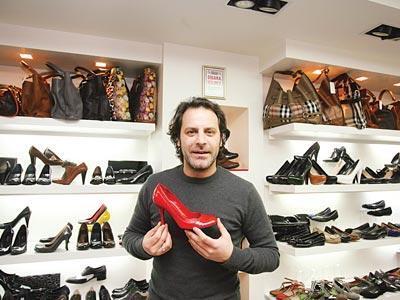 Bugn nl bir yldz olan Gven'in halen Beikta'ta ayakkab maazas var.