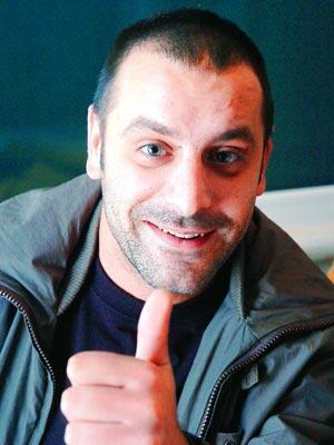 'kinci Bahar' adl televizyon dizisinin parlayan yldzlarndan Ozan Gven de hayata tezgahtarlk yaparak balayan nllerden. Kaytl olduu ajanstan rol beklerken bir yandan da annesine ait i amar dkkannda tezgahtarlk yapan Gven, bu ite o kadar baarl olmuki bir ayakkab maazas bile am.