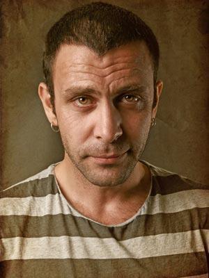 ler&#8217;in u anda Galatasaray&#8217;da iki arkada ile birlikte at &#8216;Tezgah&#8217; ismini verdikleri bir kitap kafesi var.