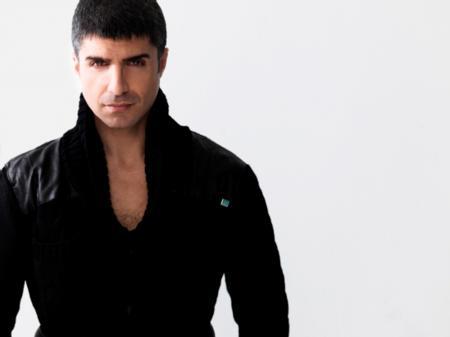 16 yana geldiinde sesiyle tm ailesini geindiriyordu. Bir sre Almanya serveni de yaayan Deniz, bugn hem nl bir arkc hem de nl bir oyuncu.