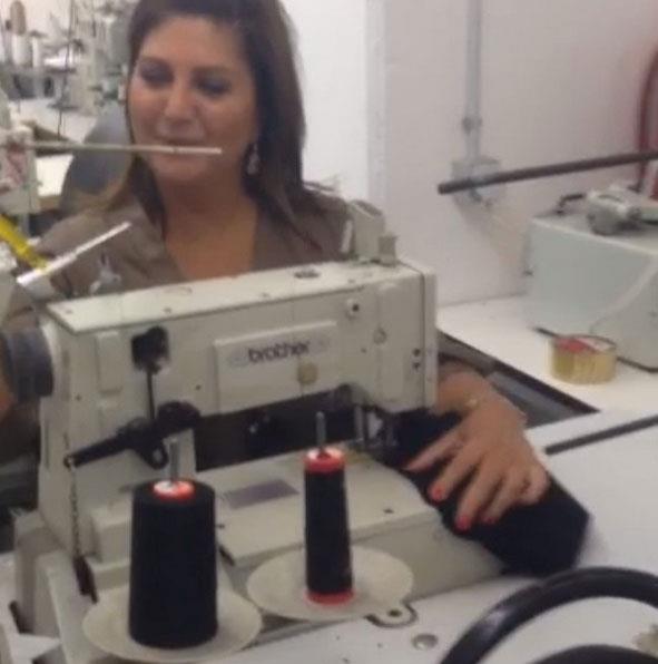 nl arkc Sibel Can aile dostlarnn fabrikasn ziyaret etti. Overlok makinesinin bana geen Sibel Can eski gnlerini and.