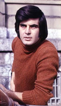 Akan, genlik yllarnda uzun boyunun verdii avantajda kullanarak cankurtaranlk yapt.