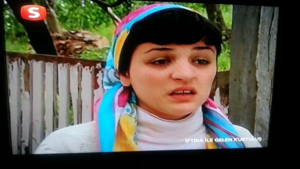 Gne'in haberine gre "ftirayla Gelen Kurtulu" isimli TV filminde oynayan ve o dnem yznde ve dilerinde hi estetik bulunmayan Vuslateri, hikayede bata evresine byk ktlk yapyor.