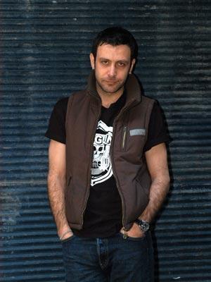 Tezgahta kitap satard...    O da televizyon dizisi ile nl olanlardan. Glbeyaz adl dizide canlandrd Kadir tiplemesiyle nlenen Nejat ler, bir zamanlar Hadi aman Tiyatrosu&#8217;nun nne at tezgahlarnda kitap satyordu.