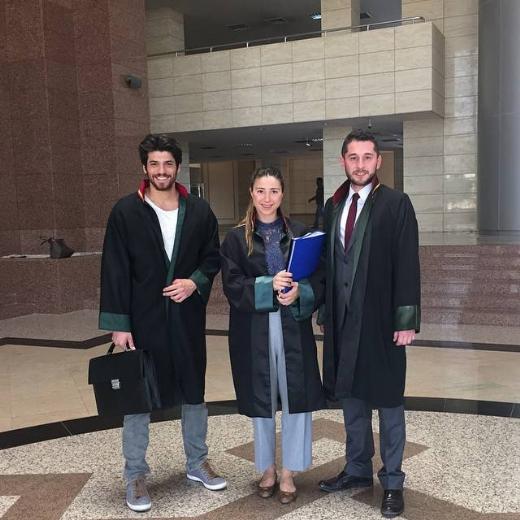 te Cam Yaman'n 'Hukuk Brosu zmir adliyesinde i banda' notuyla paylat o fotoraf...