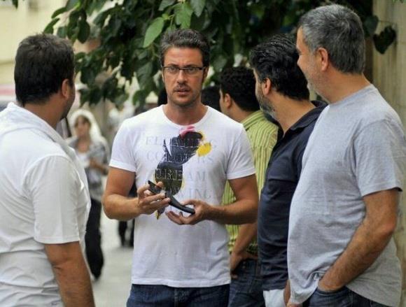 "Kurtlar Vadisi dizisinin senaristliinden ve Pana filmden, kendi tabiriyle  &#8216;aile ii geimsizlik&#8217; nedeniyle Ekim ay itibariyle ayrldn anlatan Bahadr zdener, Raci amaz&#8217;la 20 yl aabey-kardelii yrtebildiklerini ama  ortakl yrtemediklerini syledi.