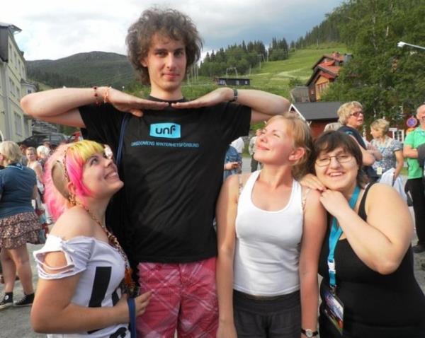 Ancak genetiksel olarak boyumuzun bir uzama limiti var ve bu insanlar arasnda 2.28 metreyi ok nadir ayor.