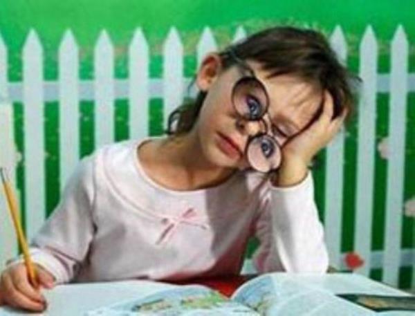 lkokul 3. snf, snfa mfetti gelmitir. Soru: sa kimdir? Cevap: Geen sene bizim snftayd, artk gelmiyor.