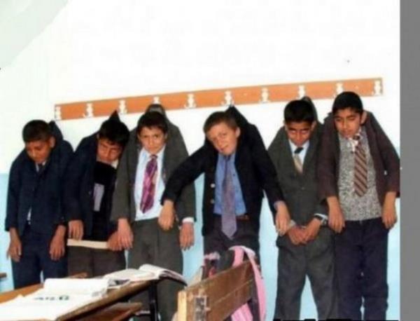 lgn felsefe hocas 100 puanlk tek soruyu yanndaki sandalyeyi gstererek sorar: - Bana bu sandalyenin var olmadn kantlayn! 100 puan alan tek kiinin cevab ise sadece udur: - Hangi sandalye