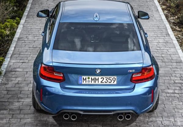 BMW m2 kaputu altnda 3.0 lt V6 motor yer alyor ve 370 ps (365 beygir) 465 nm tork g retiyor. Bu hzl kk bmw modeli overboost ile 500 nm torka kadar da retim salayabiliyor. 6 ileri manuel anzman seenei ile 0-100 km/s hzlanmasn 4.5 saniye de tamamlayan ara, 7 ileri DCT anzman ile bu aral 4.3 saniye de bitiriyor. Bunun yan sra ara 250 km/s elektronik olarak snrlandrlm maksimum hza ulayor.