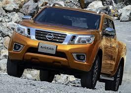 D40 kasaya gre 20 kg daha hafif olarak retilen 2016 nissan navara np300, uzunluk olarak ksalma yaasa da ykseklik ve genilik asndan boyut art yaam. Detaylarna baktmzda 5255 mm uzunluk, 1790 mm ile 1840 mm arasnda deien ykseklik,1850 genilik ve 3150 mm dingil mesafesine sahip olmu. Yeni nissan navara, led farlarn ne kard n tasarmnda balayan yenilik izgisi aracn arka hatlarna kadar uzanm. Avrupa iin dizel seenekleriyle gelecek olan bu yeni japon pick-up modelinde 16 ve 18 in jant seenekleri donanm seeneine gre sunulacak. Bu jantlara 255/70 R16 ve 255/60 R18 ebatndaki lastikler elik edecek.