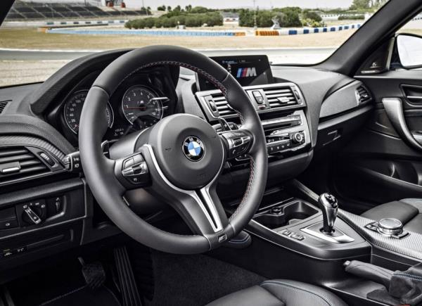 M2 iin hafifletilmi 19 in jantlar kullanlm. Bu jantlara nde 245/35 ZR 19, arkada ise 265/35 ZR 19 ebatndaki Michelin Pilot Super Sport lastikler elik ediyor.