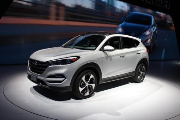 Dizelde daha fazla g isteyenler iin 136 beygir ve 185 beygirlik iki nite yer alyor. Bu iki nite de 4WD yani srekli drt eki sistemiyle geliyor. Bakn AWD demiyorum. Bu ara 4WD olarak geliyor. 6 ileri manuel anzman alt motor seeneklerinde sunuluyor. 185 beygir dizel nite de ise 6 ileri otomatik BVA anzman yer alyor. u fransz aralarnda kullanlan mehur (!) BVA olsa gerek. Bunun yan sra 7 ileri DCT anzman da yeni kasa hyundai tucson 2016 modelinde 1.6 litre turbo benzinli nite de sunuluyor.