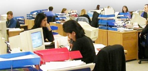 DLEKEYLE SOYADI  <br>  Boanmasna ramen kocasnn soyadn kullanan kadn, nfus mdrlne verecei dilekeyle evlenmeden nceki soyadn yeniden alabilecek. Kimlik belgesinde imla ve yazm hatas bulunan ad ve soyadlar, mahkeme karar olmakszn bir dilekeyle dzeltilebilecek.