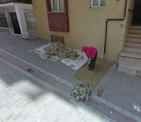 Google'n tm dnyada piyasaya srd uygulamas olan Google Street View (Sokak Grnm) Trkiye sokaklarnda ilgin grntler yakalad. te Street View'in yakalad birbirinden ilgin grntler...