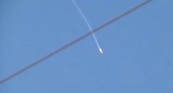 Uak yere aklmadan nce iki pilotun paratle atlad renildi. Al Jazeera'ye konuan Trkmen kaynaklar, pilotlarn Trkmen blgesinde olduunu syledi.