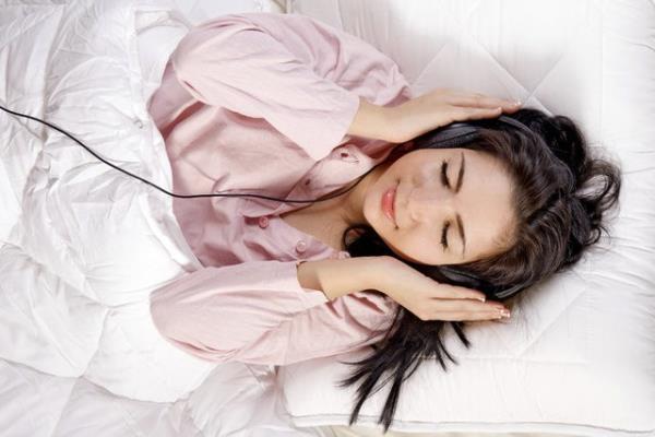 Alman rencilere uyurken baz Hollandaca kelimeler dinletildi.