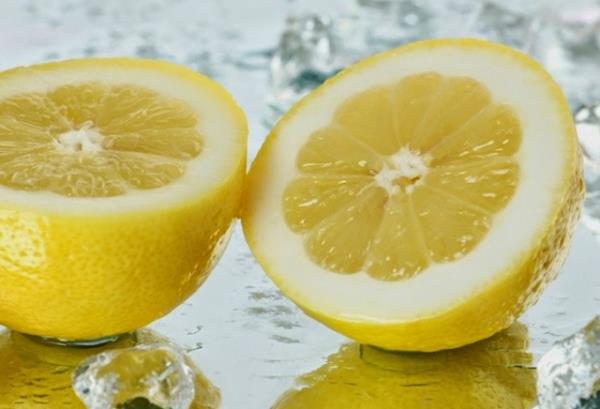 Ama bundan sonra, tm limonu dondurmak gibi basit bir ilem sonrasnda, onu rendeleyip yemeklerinizin zerine serperek tm besleyici zelliklerini kullanyor olacak, yani daha salkl besleniyor olacaksnz. Ayrca rendelenmi limonun dinletirici ve vcuttaki toksinleri giderici etkisinden yararlanacaksnz.