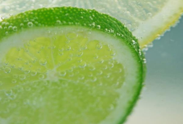 Bilindii zere, iki eit limon aac vardr. Limon ve misket limonu. (konu olan limondur, dieri deil). Limon meyvesini farkl ekillerde tketebilirsiniz. Pulpa&#8217;s yenebilir. Sklarak suyu karlabilir. Limonlu iecekler yaplabilir, dondurma vs..