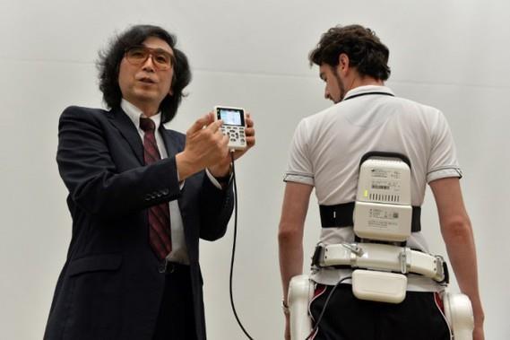 Iron Man isimli filmde robotik bir kyafet giyen kahramanmz neredeyse sper glere kavuuyordu.