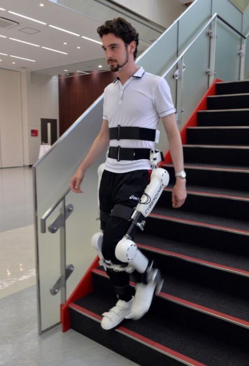Cyberdyne isimli bir Japon robot reticisi de yeni bir giyilebilir robotik bir giysi retti. Bu giysiye de Hibrit Yardmc Bacak (Hybrid Assistive Limb) adn verdi.