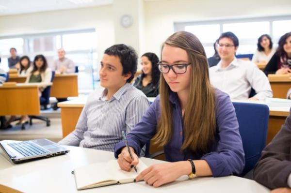 renci bursu 400 TL  <br>  Genlerin daha donanml hale gelmesi iin yksek lisans ve doktora programlar iin yurtdna gnderilen renci says artrlyor. niversite yurtlarnn kapasitesi artrlrken standartlar da gelitirilmeye devam edecek. Mracaat eden ihtiya sahibi ve baarl rencilere burs, talep eden dier tm rencilere de kredi verilecek. rencilerin 330 TL olan bursu 400 TL olacak.