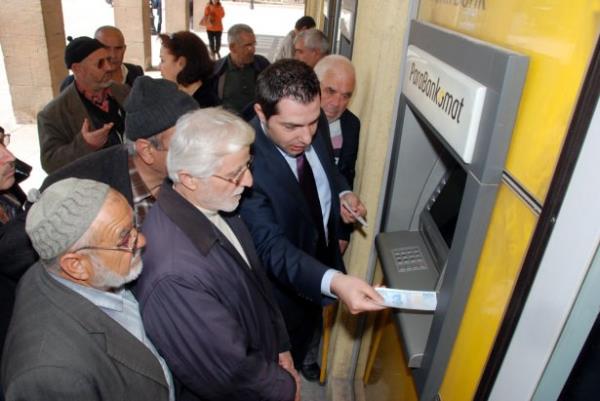 Emekliye yllk 1.200 TL  <br>  Dk dzeyde maa alan emeklilerin gelir seviyesi ykseltilecek. Tm ii ve Bakur emeklilerine nmzdeki dnemde yllk ilave 1.200 TL verilecek. Ticari faaliyette bulunan emeklilerden kesilen ayda yzde 10 oranndaki Sosyal Gvenlik Destek Primi daha da drlyor. Yzde 15&#8217;ten yzde 10&#8217;a indirilen Bakur sigortals olan esnafn emekli aylklarndan kesilen Sosyal Gvenlik Destek Primi Kesintisi kaldrlacak. TOK eliyle emekliler uygun koullarla konut sahibi yaplacak.