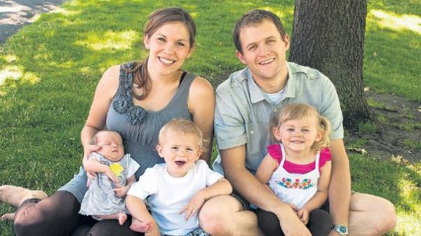  ocuk ve zerine 600 TL    <br>&#8216;Ailenin ve Dinamik Nfus Yapsnn Korunmas ncelikli Dnm Program&#8217; hayata geiriliyor. Program kapsamnda alanlarn douma bal izin ve haklarn glendirmek zere Devlet Memurlar Kanunu ve  Kanunu&#8217;nda gerekli deiiklikler yaplacak. Btn annelere &#8216;Doum Hediyesi&#8217; program kapsamnda, ilk ocuk iin 300 TL, ikinci ocuk iin 400 TL,  ve zerinde ocuklar iin 600 TL demenin yaplmasna imkan verecek hukuki ve kurumsal dzenlemeler yerine getirilirken, yeni dnemde uygulama etkinletirilecek.