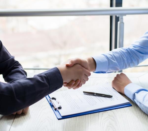 Genlere 50 bin TL karlksz kredi<br>    Gen giriimcilii glendirmeye ynelik finansman, teknoloji, iletme ve pazarlama gibi konularda programlar dzenlenecek. Kendi iini kurmak isteyen genlere proje karl 50 bin liraya kadar karlksz nakdi destek verilecek. Kendi iini kurmak, gelitirmek isteyen genlere ayrca 100 bin liraya kadar faizsiz kredi verilecek. Yeni i kuran genlere  yl boyunca gelir vergisi muafiyeti salanacak. lk kez i bulan her gencin maann bir yl boyunca devlet tarafndan karlanmas salanacak.