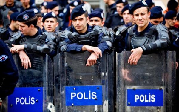 Polis, muhtar ve erba maa artyor  <br>  Muhtarlarn 950 TL olan maa 1.300 TL&#8217;ye ykseltiliyor. 65 ya ayl alan yallarn kimin yannda yaarsa yaasn kesinti olmadan maan almas salanacak. Polislerin 2200 olan ek gstergeleri 3000&#8217;e karlacak. Polislerin emniyet hizmet tazminat yzde 25 artrlacak. Bylece maalarnda 240 lira ile 580 lira arasnda art olacak. Uzman erbalarn 2200 olan ek gstergeleri 3000&#8217;e karlacak. Er ve erbalarn harl 30 liradan 100 liraya ykseltilecek. Askeri rencilerin harl da 400 TL olacak.