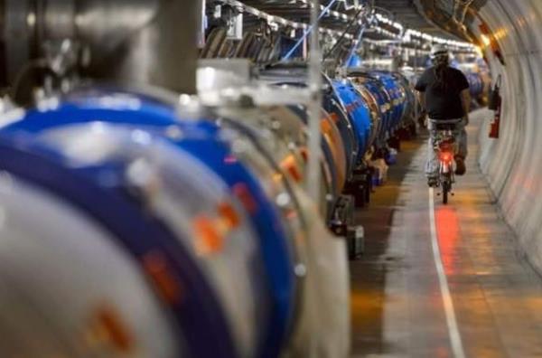 CERN'de yaplan deneyler sonucunda Mart 2013'te uzmanlar, oluum hakkndaki en byk srlardan biri olduu kabul edilen atom alt parack 'Higgs Bozonu'nu bulduklarn aklamt.