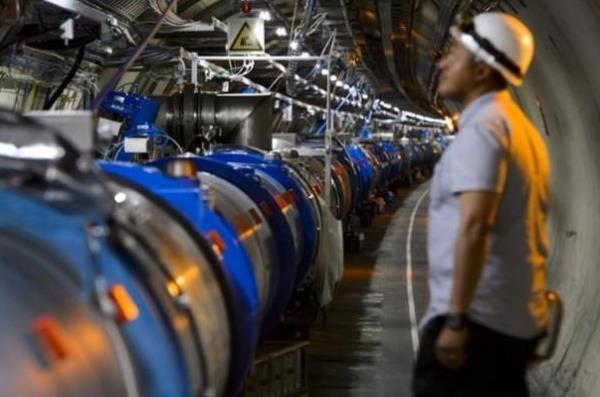 Aklamada 27 kilometrelik bir halka eklinde tasarlanan tnelde yaptklar deney ile Byk Patlama'dan hemen sonra ortaya kan maddelere ulam olabileceklerini duyurdu.