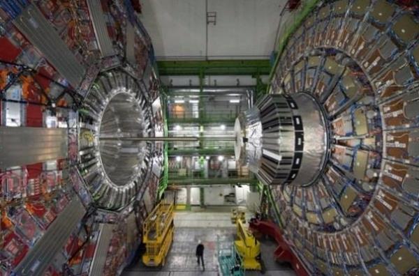 svire'nin Cenevre kentinin yaknlarnda bulunan tesisteki Byk Hadron arptrcs, ilk olarak 2008'de devreye girmi, bu tesiste bilim insanlar parack fizii deneyleri gerekletirmiti.