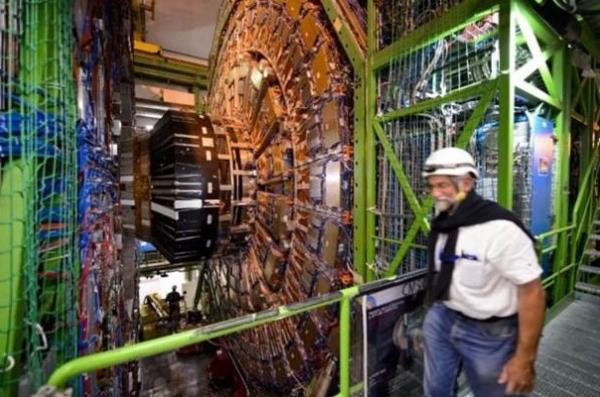 arpmadan nce proton nlarnn, 27 kilometrelik bir halka eklinde tasarlanan tnelde, her iki ynde hibir engele taklmadan hareket edebilmesi gerekiyor.