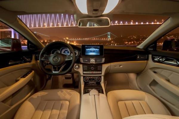 Ocak-Ekim dneminde otomatik anzmanl otomobil sat adetleri 2014 yl ayn dnemine gre yzde 42,73 artt. 2015 yl on aylk otomobil sat adetleri geen yl ile kyaslandnda, otomatik anzmanl otomobil satlarnn pay yzde 45,35&#8217;den yzde 49,25&#8217;e (270.310 adet) ykseldi.