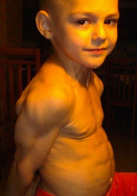 Sert bir ocuk gibi gzkse de aslnda bo zamanlarnda normal ocuklar gibi izgi film izleyip, oyuncaklaryla oynuyor.