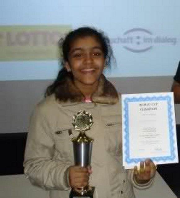 Kompleks matematik denklemlerini saniyeler ierisinde zebilen, yaayan hesap makinesi Somani, Pakistan'n en zengin ailelerinden birisinin kz.