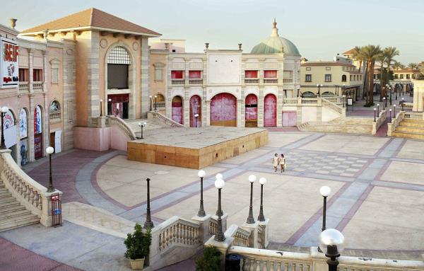 Msr&#8217;n turistik ehirlerinden biri olan arm El Sheyh terk edilmi gibi.