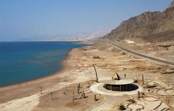 arm El-eyh'i ziyaret edenler, terk edilmi lks otelleri grnce aryor.