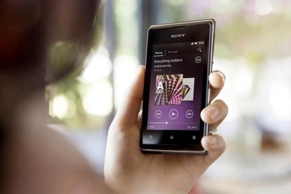 <p>Sony Xperia E</p>  <p>lemci: 1 GHz Cortex-A5</p>  <p>Kamera: 3.15 MP</p>  <p>Ekran: 3.5 in</p>  <p>letim sistemi: Android 4.1</p>  <p>Fiyat: 569-579 TL</p>