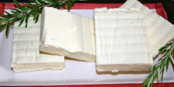 Peynir alt suyu, ieriinde barndrd laktoferrin gibi enzimler ile vcutta mikrop remesini durdurucu bir doal antibiyotik etkiye de sahiptir.