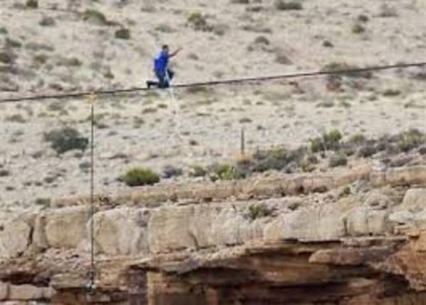 Wallenda, kanyondaki yryne hazrlanmak iin, rzgarn saatte 88 kilometre estii frtnal gnleri tercih etti.