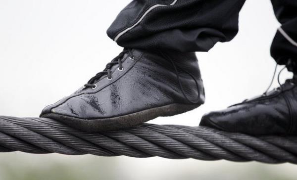 34 yandaki akrobat, Byk Kanyon'daki gsterisinde de ayn elik ipi kulland.